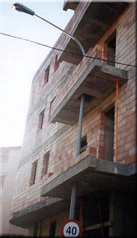 Il lampione in balcone (fonte GIORNALETTISMO)